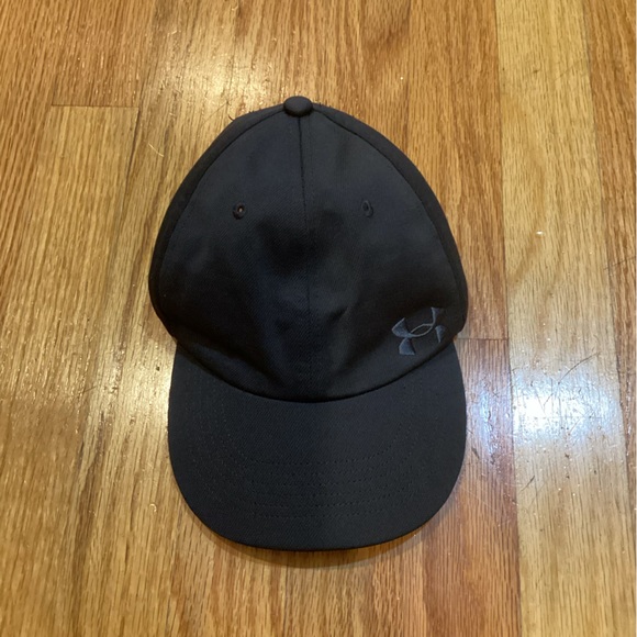 Black women’s under Armour hat with cut out back half - Picture 1 of 5